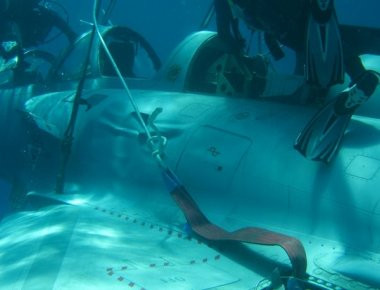 Αγώνας για να ανασυρθεί το Mirage 2000EGM - Λόγω της θαλασσοταραχής αποκόπηκε τμήμα του